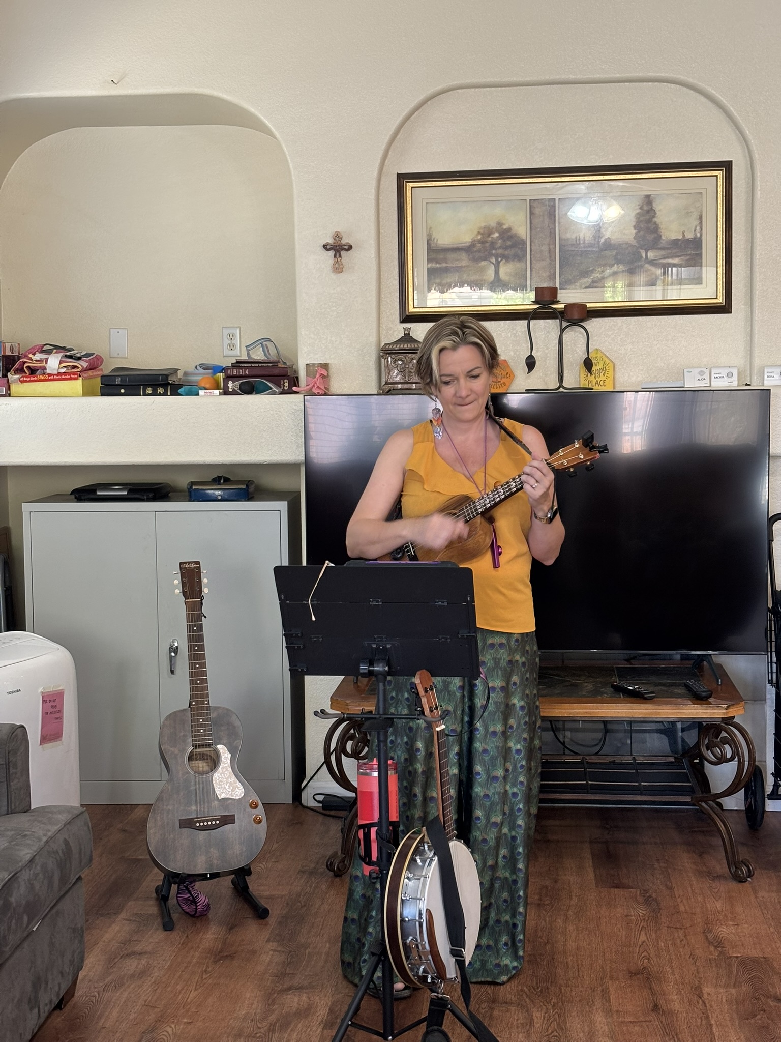 Melanie performing with her ukulele and banjo