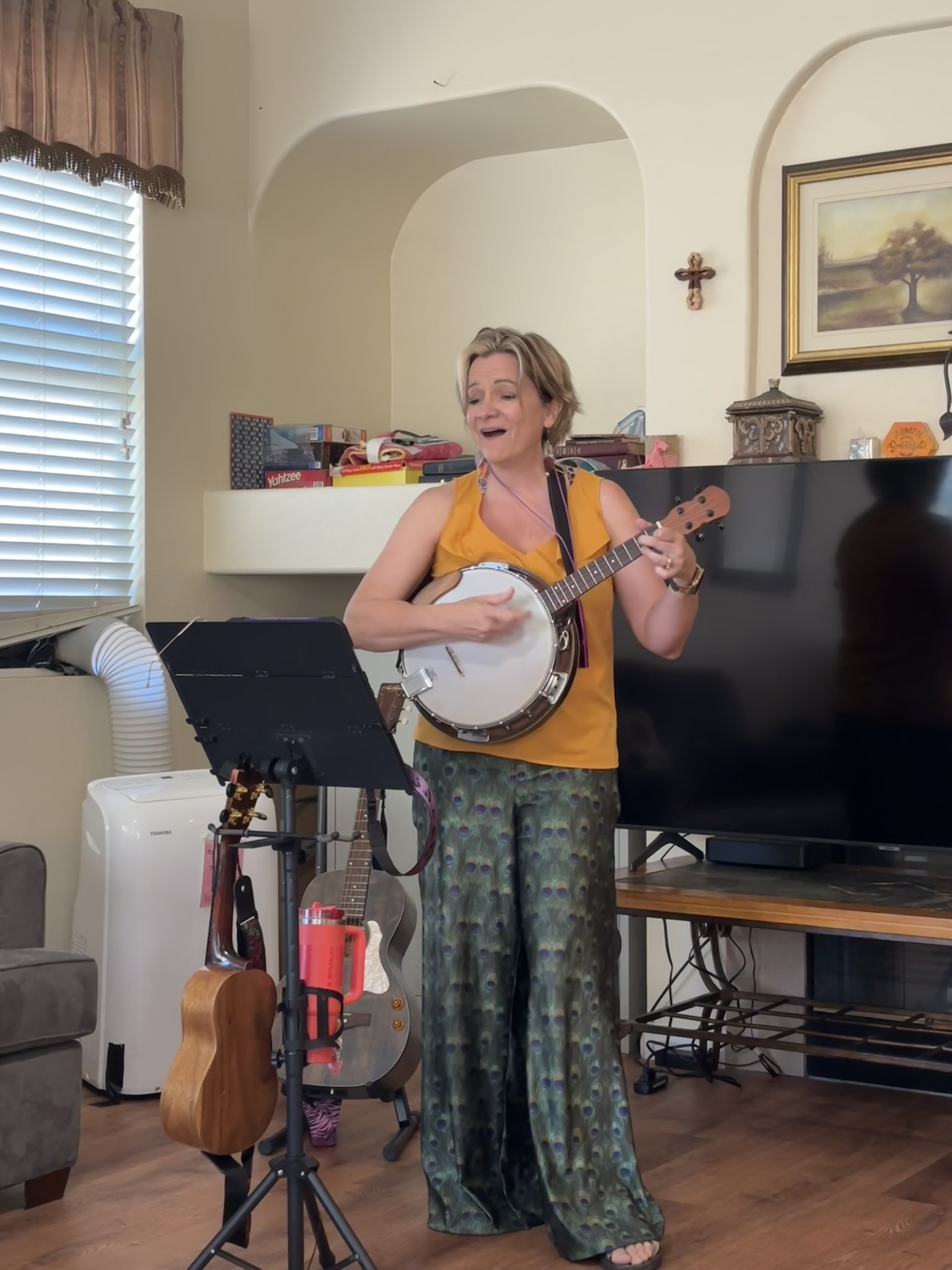 Melanie singing and playing banjo